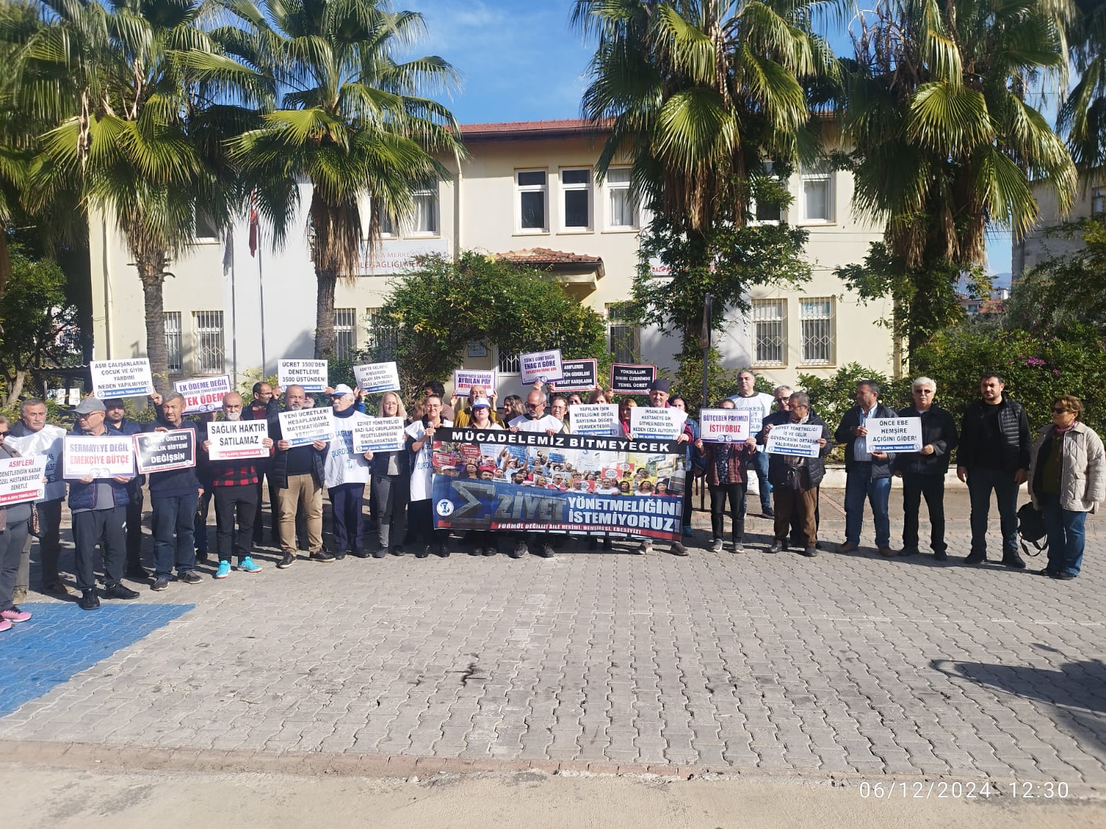 Muratpaşa ve Gazipaşa İlçe Sağlık Müdürlükleri Önünde Sağlık Bakanını Bir Kere Daha Uyardık!